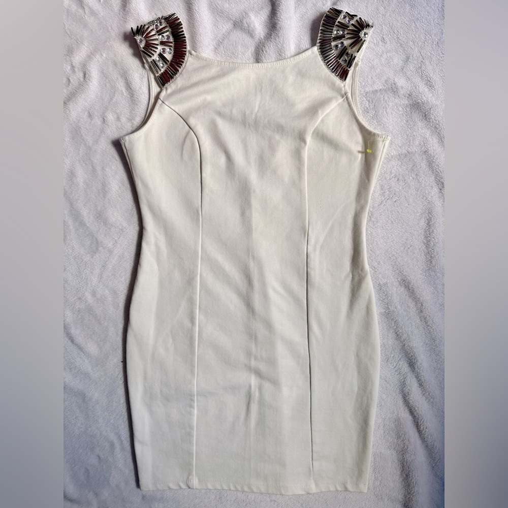 Avec Beaded Sleeveless V-Back Bodycon Mini Dress in White/Silver - Large